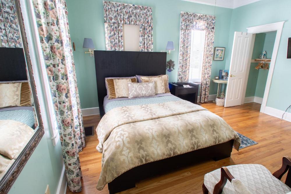 Deluxe Queen Room interior