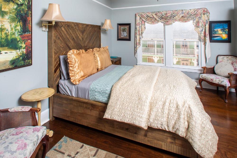 Deluxe Queen Room interior